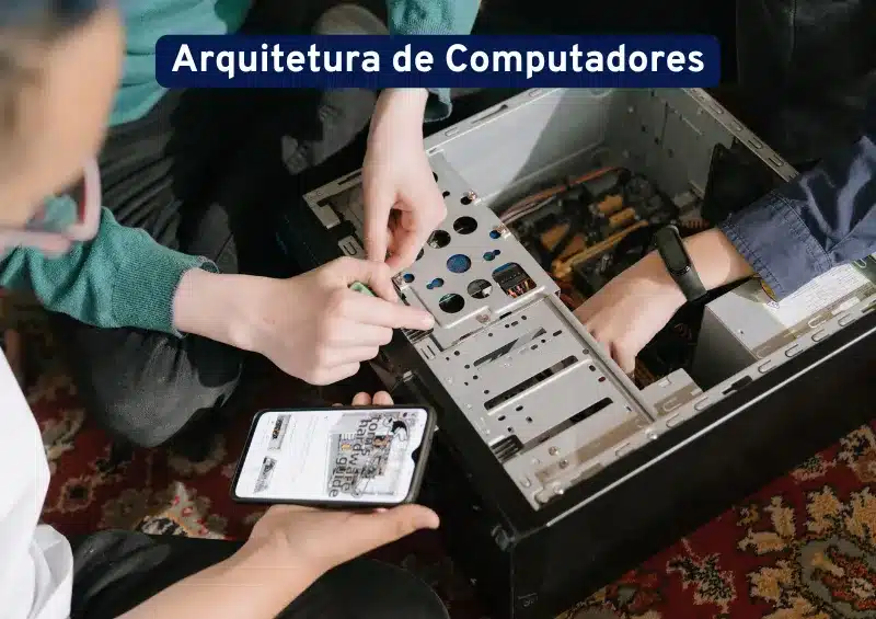 pessoas mexendo em um gabinete de computador aberto