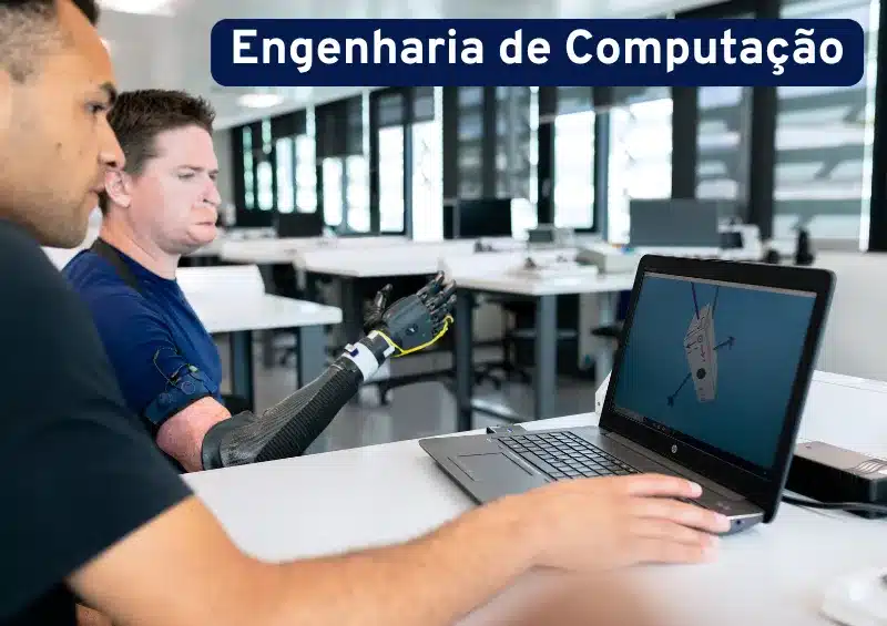homem branco com braço robótico e oum outro homem branco realizando a manutenção