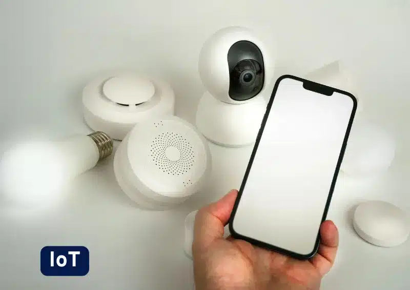 mão branca segurando um celular que estão configurando dispositivos iot