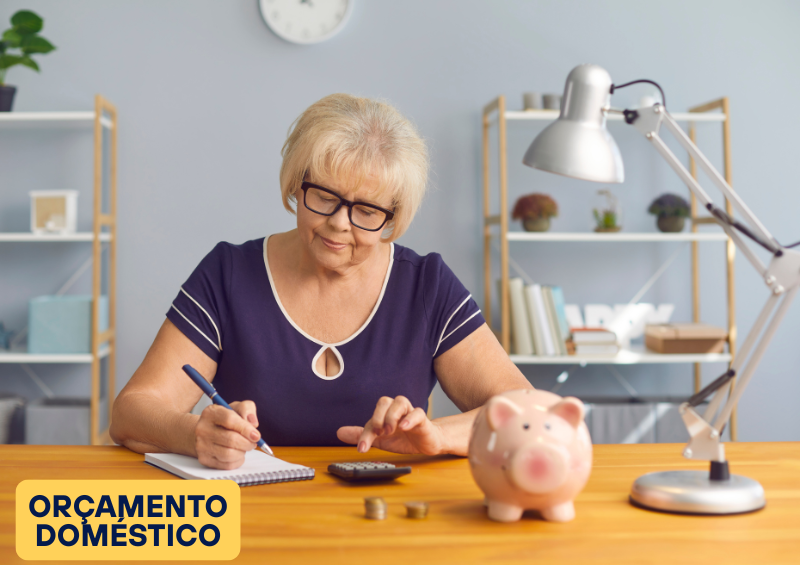 mulher branca escrevendo e usando calculadora