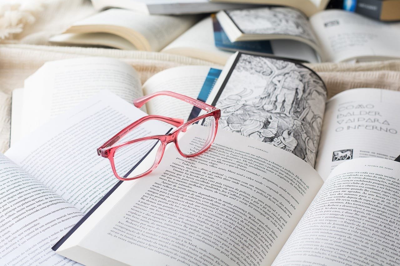 5 Formas do Estoicismo Melhorar Sua Saúde Mental 1 livros e um óculos de grau