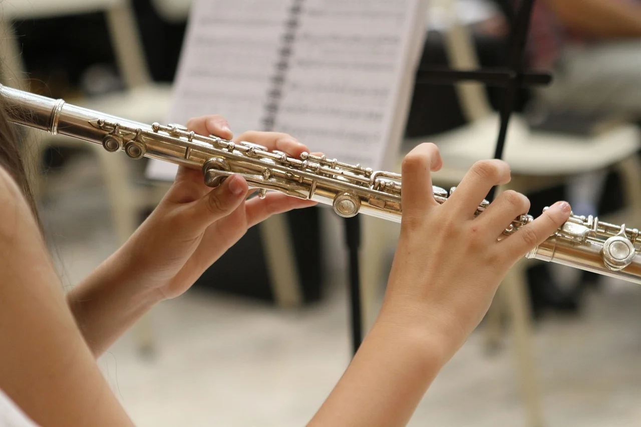 pessoa tocando instrumento de sopro