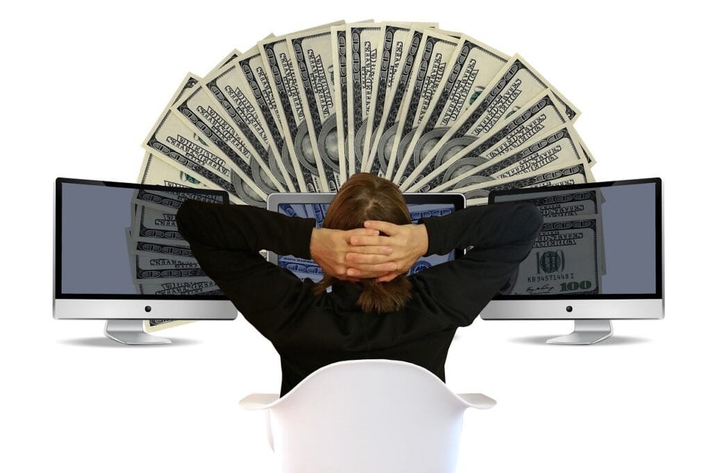 homem e notas de dólares