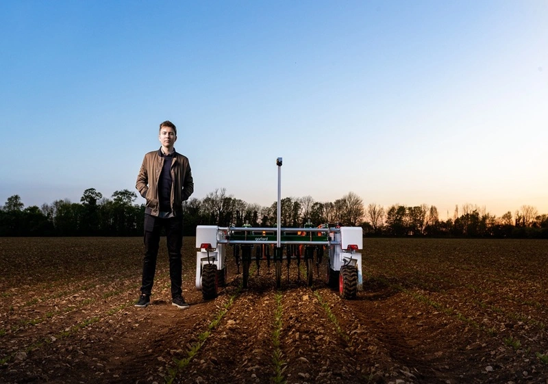 foto de um engenheiro no campo
