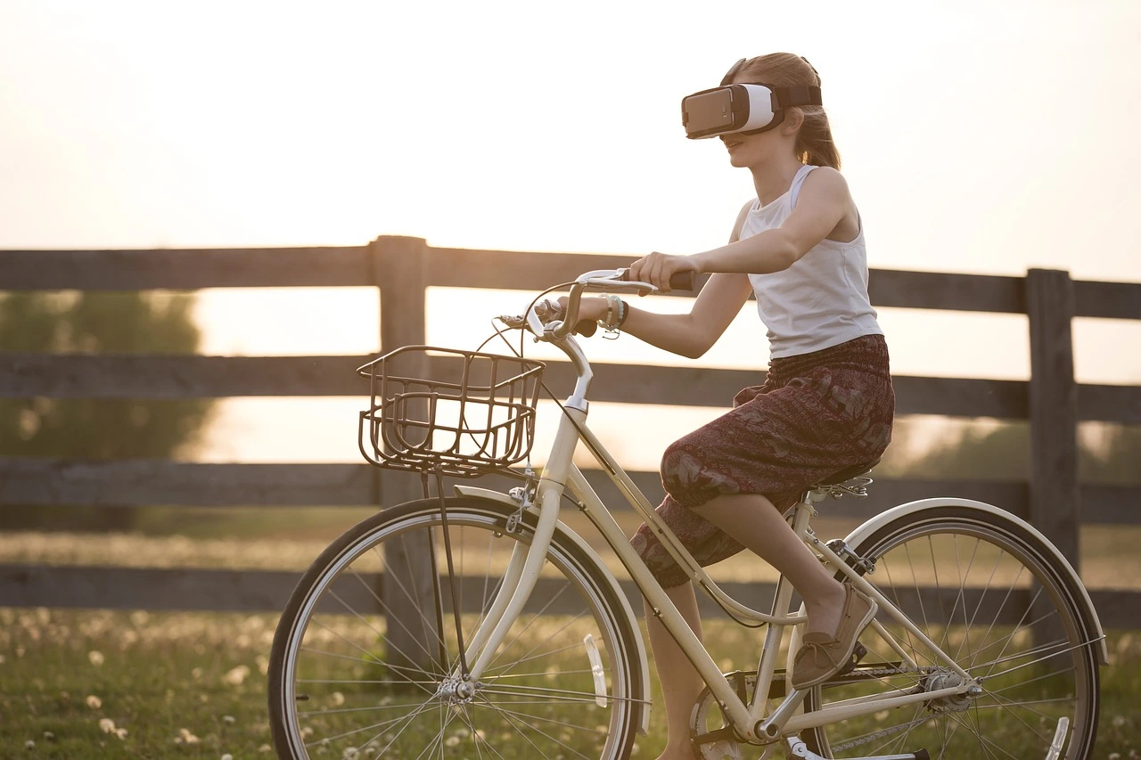 Profissões do Futuro: 15 Tendências para Você Conhecer! 3 menina andando de bicicleta usando óculos de realidade virtual