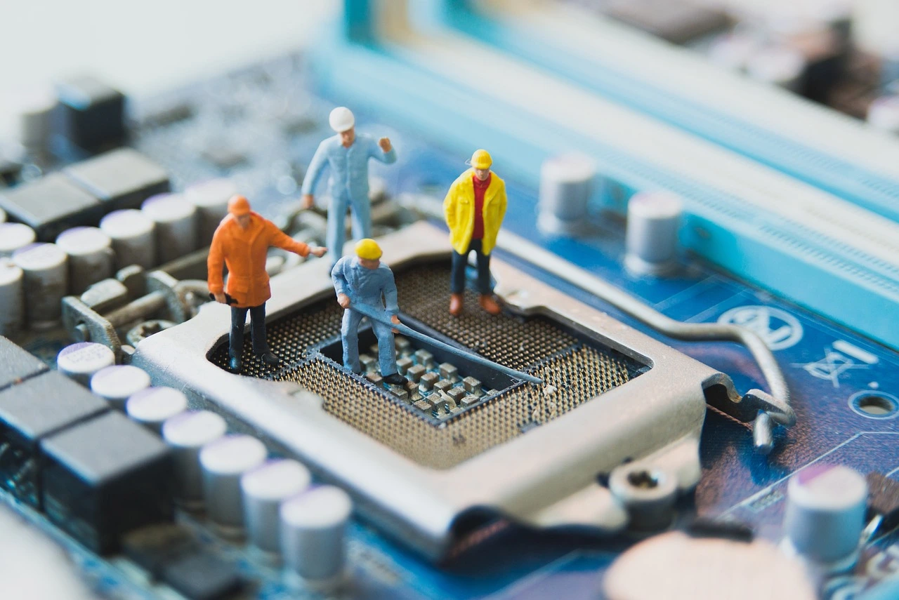 Profissões do Futuro: 15 Tendências para Você Conhecer! 1 pessoas trabalhando em um processador