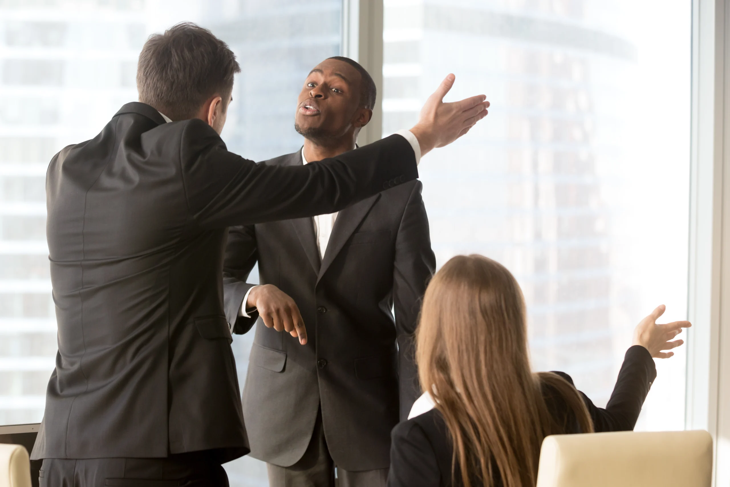 duas pessoas discutindo em reunião