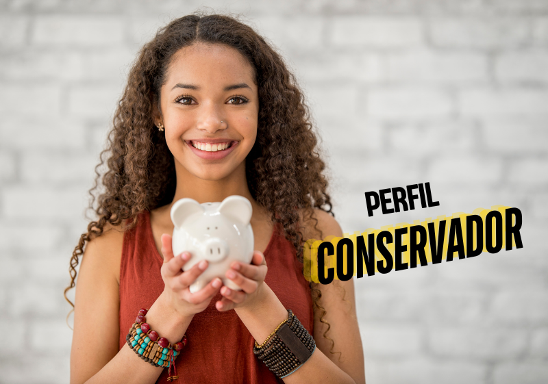 garota negra segurando um cofre porquinho