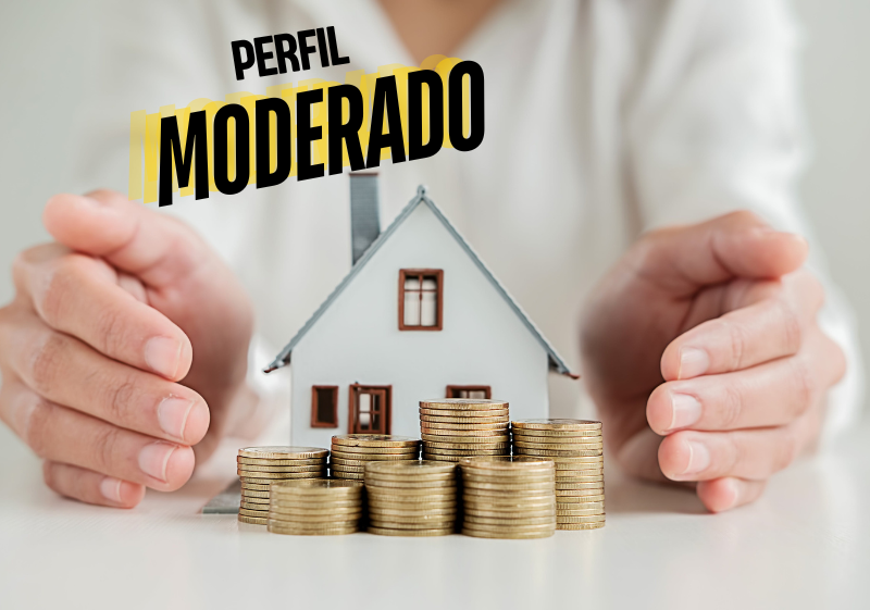 pessoa cercando com as mãos uma casa em minuatura com moedas