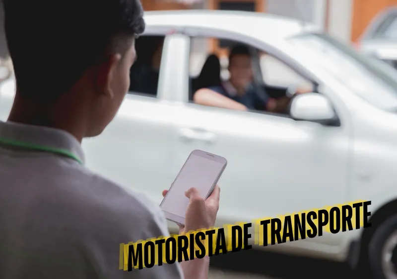 menino segurando celular pedindo carro por aplicativo