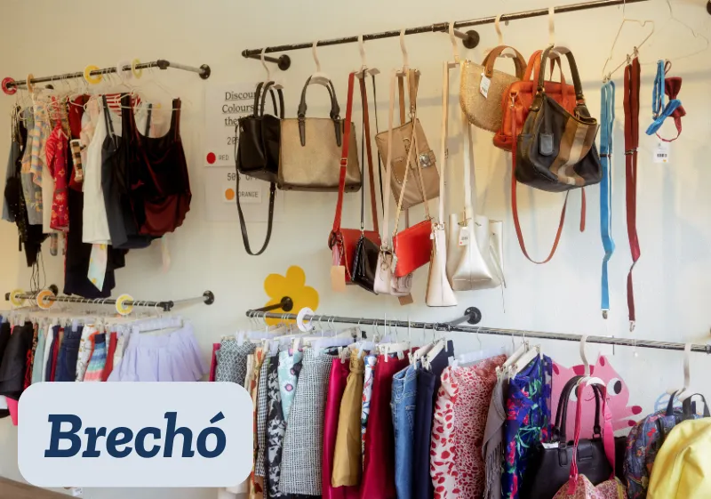 brechó com roupas, bolsas e acessórios de moda