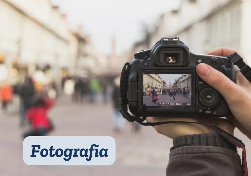 pessoa fotografando uma rua