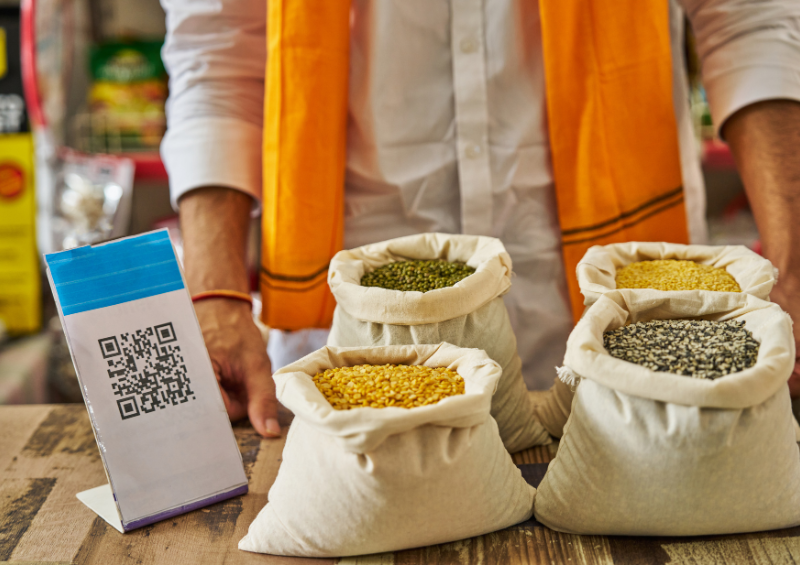 quatro sacos com grãos e cereais