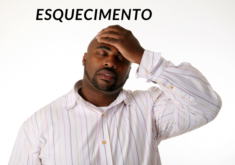 homem negro com caqmisa clara e mão na cabeça