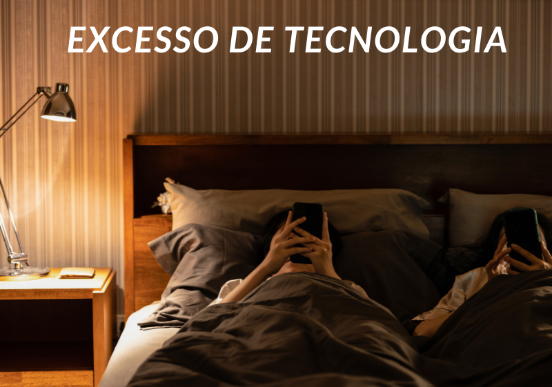 casal na cama com celular na mão