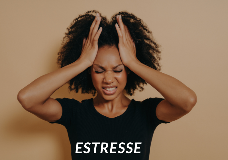 mulher negra com as duas mãos na cabeça