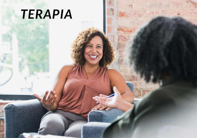 mulher em uma sala com uma terapeuta