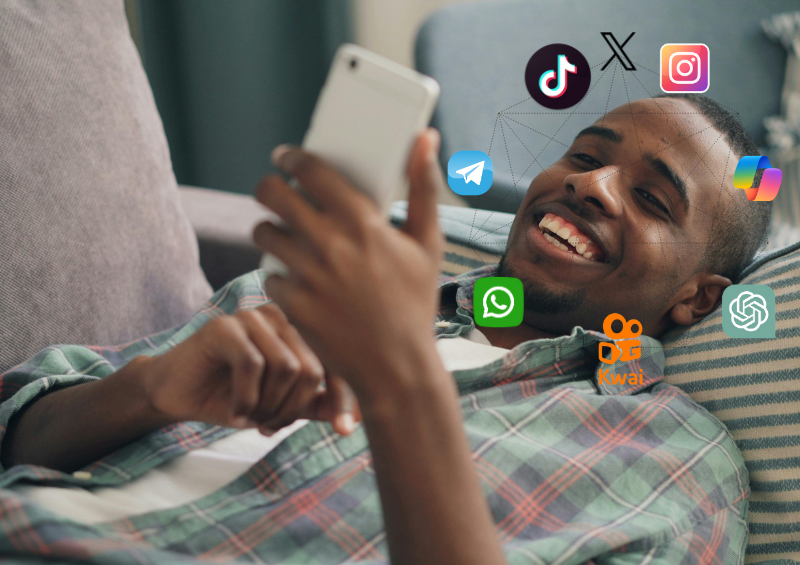 homem negro deitado mexendo no celular