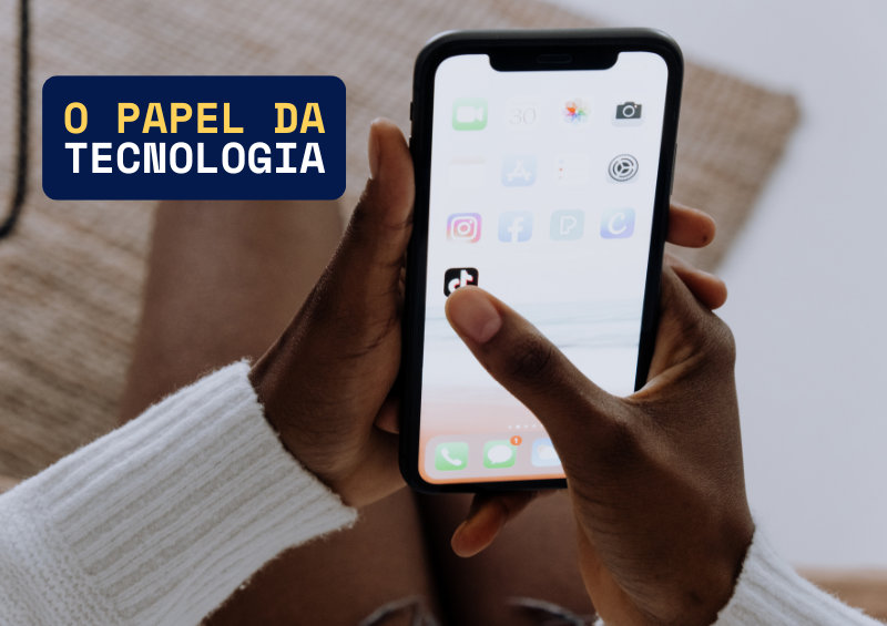 homem negro com celular nas mãos