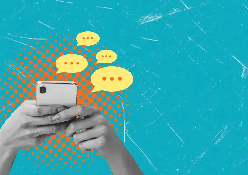 mãos segurando um celular e balões amarelos simulando diálogos