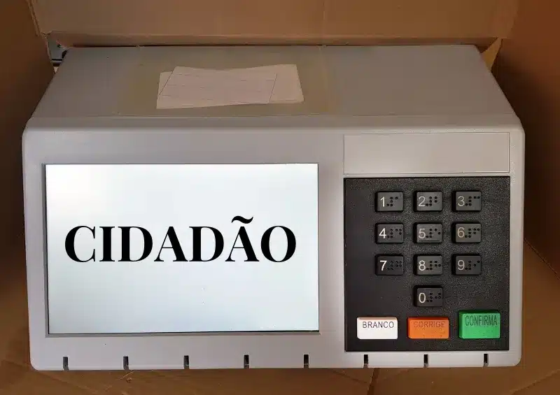 urna eletrônica com a palavra cidadão na tela