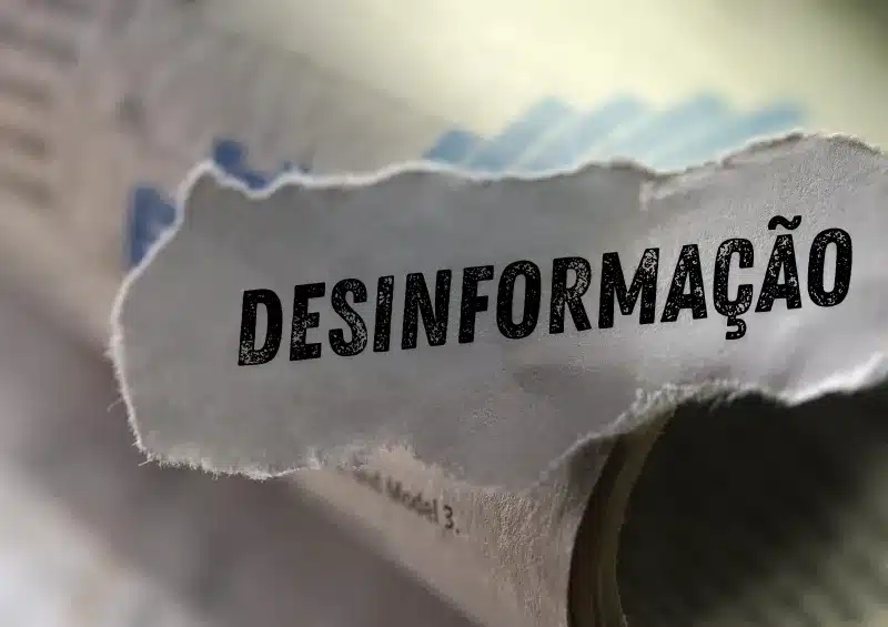 Pedaço de jornal escrito desinformação