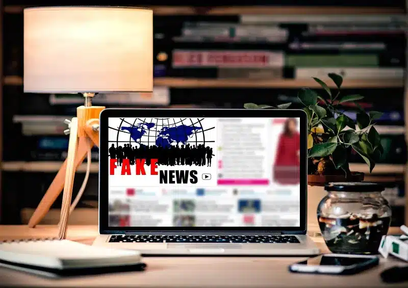 tela de um notebook escrito fake news