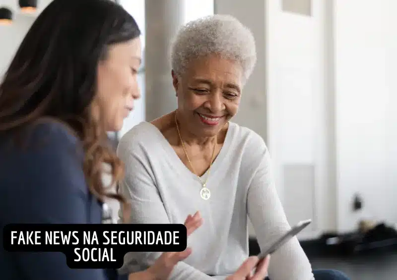 mulher branca orientando idosa negra com celular