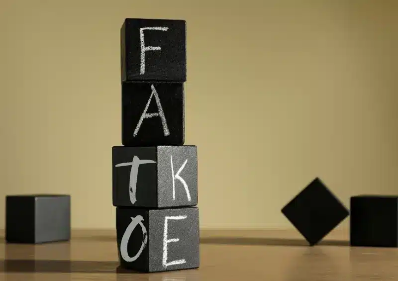 cubos pretos escritos fato ou fake na democracia digital