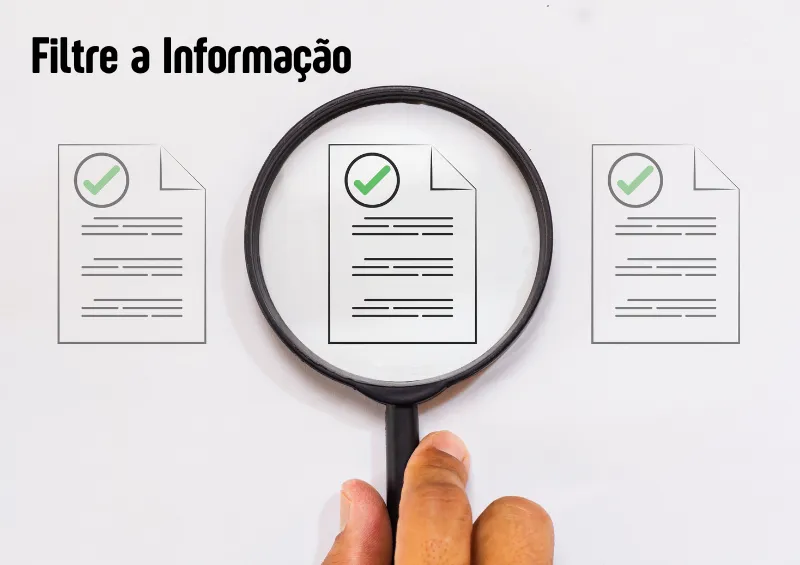 lupa conferindo um documento representando o papel de filtragem que o cidadão tem que realizar