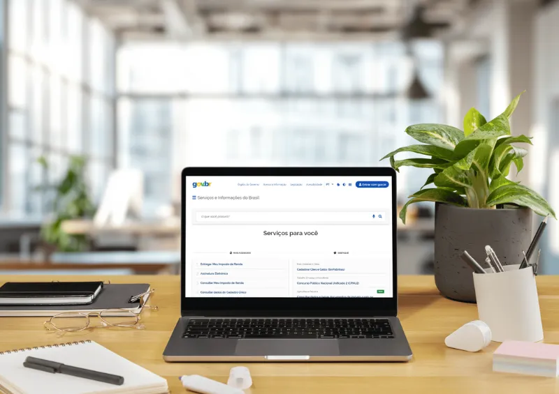 notebook em uma mesa com tela em fontes oficiais do governo, no caso o site gov.br