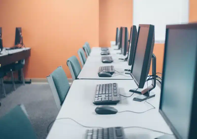 sala com computadores e cadeiras como um curso de informática