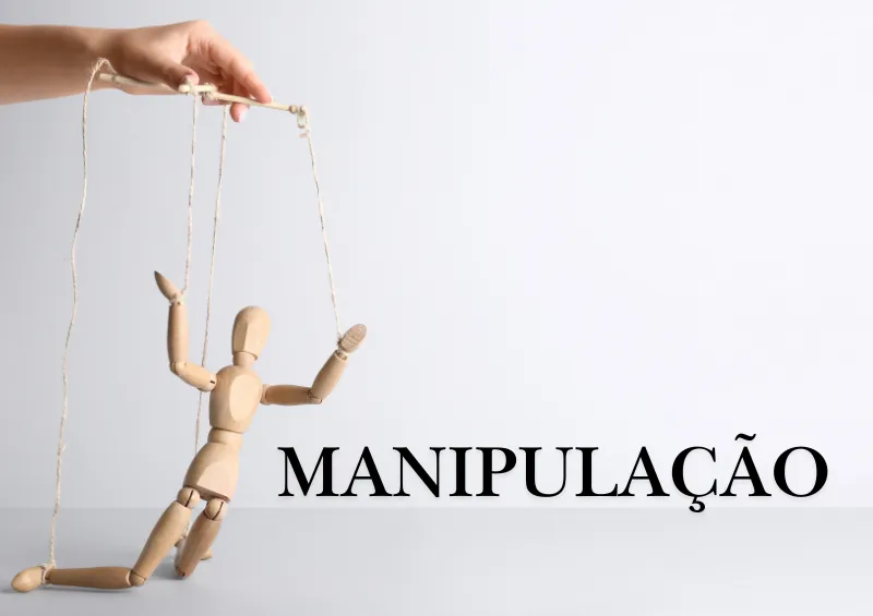 boneco ventríloquo sendo manipulado por uma mão branca