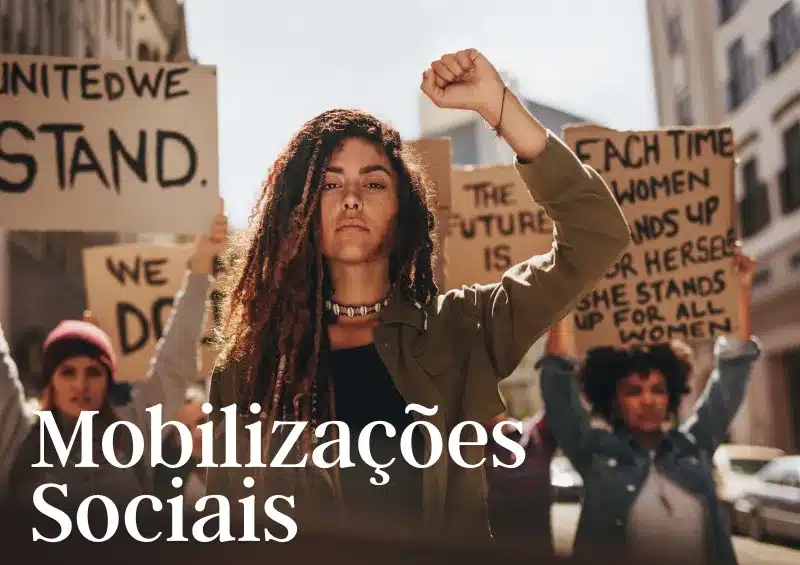 mulher com punho levantada participando de uma mobilização na rua