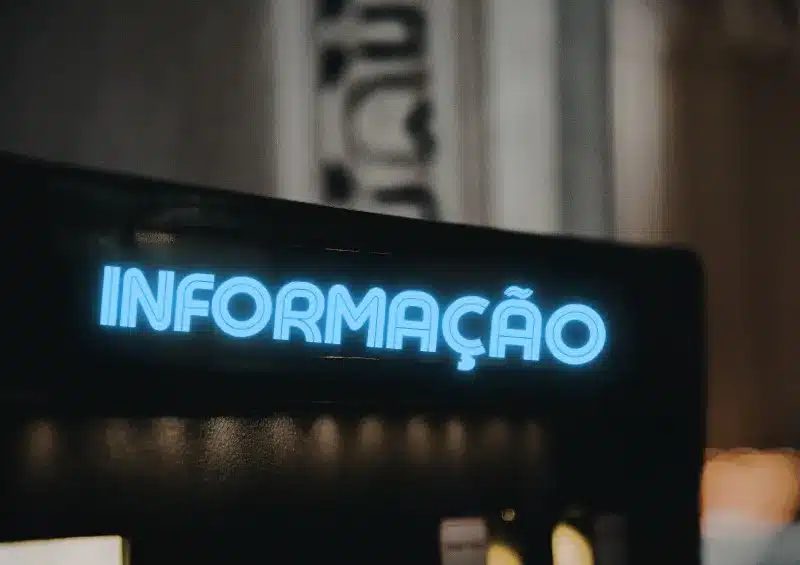 letreiro escrito informação em azul