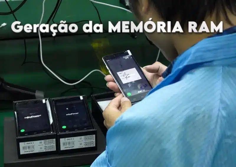 homem trabalhando em celulares com título escrito memória RAM