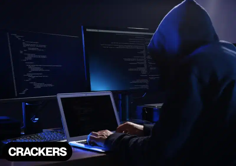 homem vestido de casaco e capuz em um notebook