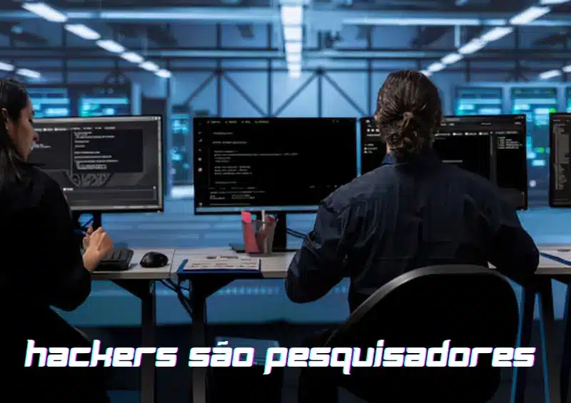 homem e mulher em frente a computadores