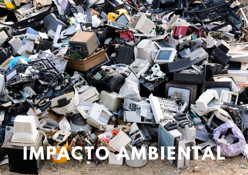 dezenas de objetos eletrônicos descartados